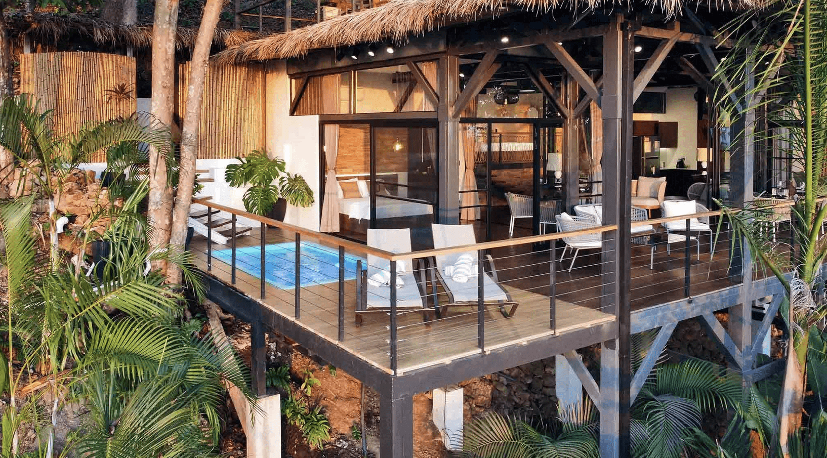 Villa Ivy: Urban jungle-inspired loft in Santa Teresa with open design, glass walls, and proximity to the beach, ideal for families and groups.