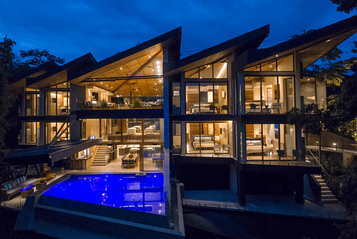 Villa Bonita: Exclusive private villa in Manuel Antonio with double-edge infinity pool, luxurious amenities, and stunning views of jungles and beaches.