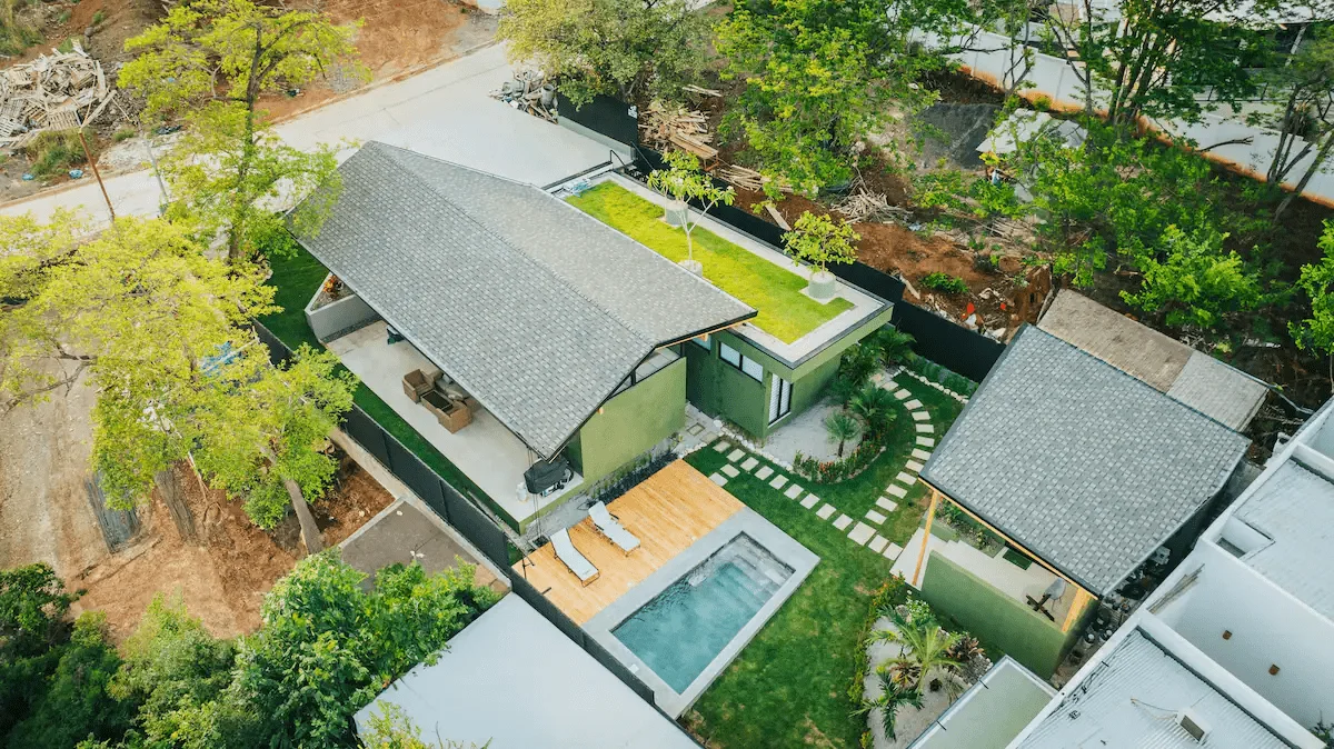 Casa Verte: A modern home in Playa Tamarindo featuring a saltwater pool and elegant teak wood interiors.
